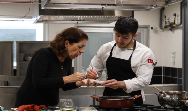 Karabük'te yaşlılar gastronomi öğrencileriyle yemek ve çikolata yaptı