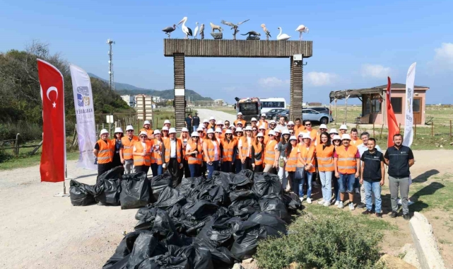 Karacabey'in Yeniköy sahillerinde gönüllü temizlik hareketi