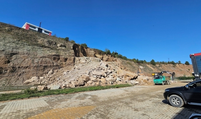 Karadeniz Ereğli'de heyelan nedeniyle kapanan fabrika yolunu açma çalışmaları sürüyor