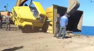 Karadeniz Ereğli ilçesinde kamyonet devrildi