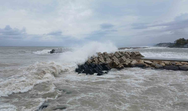Karadeniz hırçınlaştı dalga boyu 3 metreyi aştı