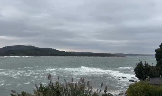 Karadeniz'de kötü hava şartları, 22 metrelik tekne karaya oturttu