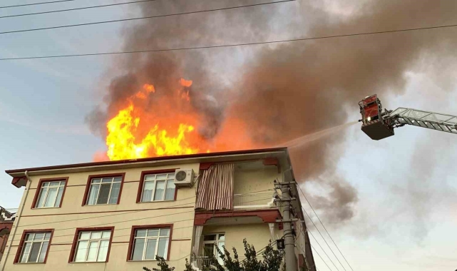 Karaman'da binanın çatısı alev topuna döndü, mahalleli sokağa döküldü