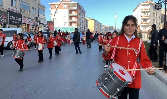 Karaman'da ilkokul öğrencilerinin bando gösterisi büyük beğeni topladı
