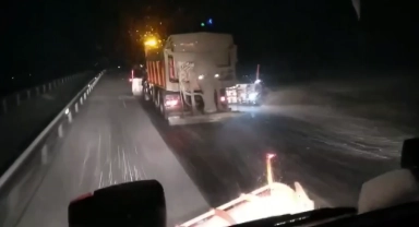 Karayolları ekiplerince 2 bin 400 rakımlı Kop Dağ'ında tuzlama çalışması yapıldı