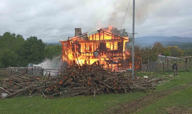 Kastamonu'da iki katlı ahşap ev çıkan yangında küle döndü