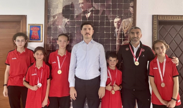 Kaymakam Kahraman dereceye giren sporcuları makamında ağırladı