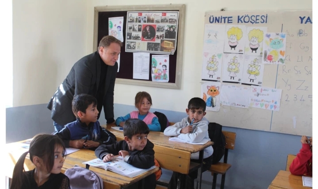 Kaymakam Koşansu köy okullarına kırtasiye yardımı yaptı