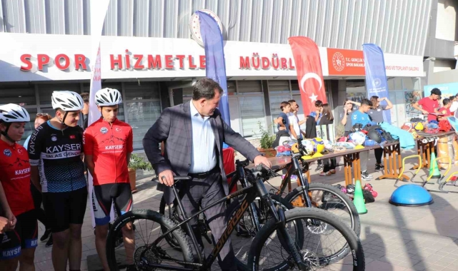 Kayseri'de sporculara malzeme dağıtımı