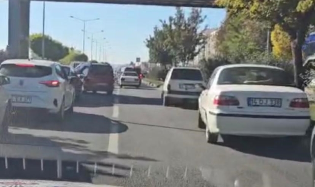 Kaza nedeniyle tıkanan yol, polis ekiplerine 'fermuar yöntemi' ile açıldı