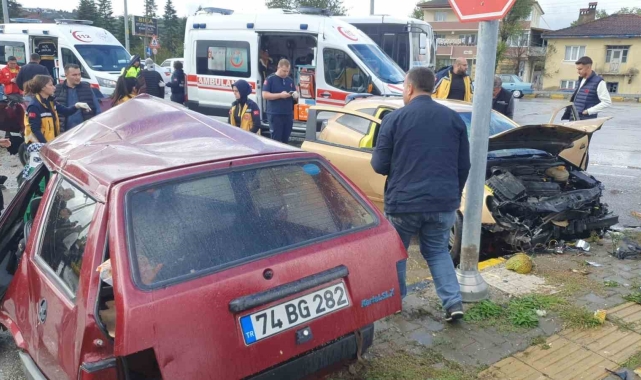 Kazada otomobil ikiye bölündü: 6 yaralı