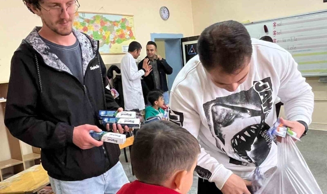 Kent Konseyi, ilkokul öğrencilerine kırtasiye malzemesi dağıttı