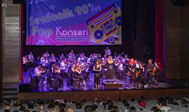 Kent Orkestrası, 90'ların unutulmaz parçalarını müzikseverlerle buluşturdu