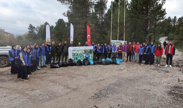 Kent ormanını gönüllüler temizledi