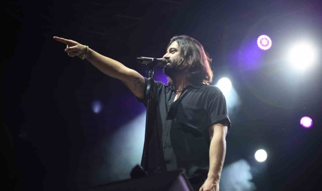 Kepez'de Cumhuriyet Bayramı konserinde Koray Avcı rüzgarı