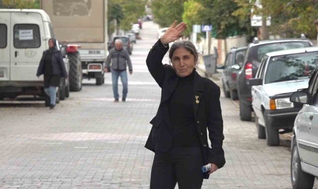 Kimsesi kalmayınca 'huzurevine yerleş' tavsiyelerine aldırmayan kadın, muhtar seçildiği mahallesine huzur getirdi