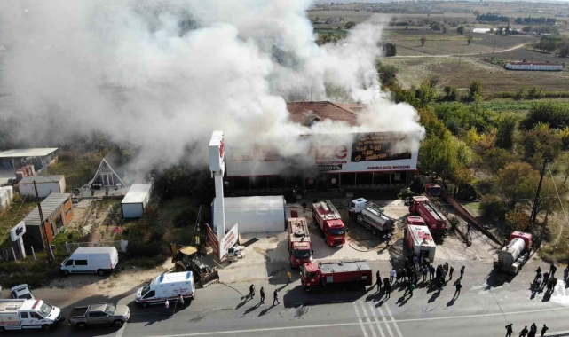 Kırklareli'nde mobilya mağazasında çıkan yangına müdahale sürüyor: Yangın havadan görüntülendi