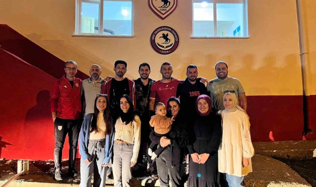 Kırsal mahalle okulu kırmızı-beyaza boyandı