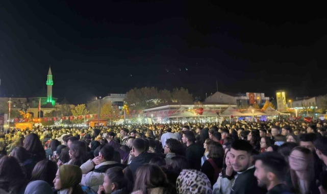 Kırşehir Belediyesi TUSAŞ saldırılarına rağmen Cacabey Meydanında konser düzenledi