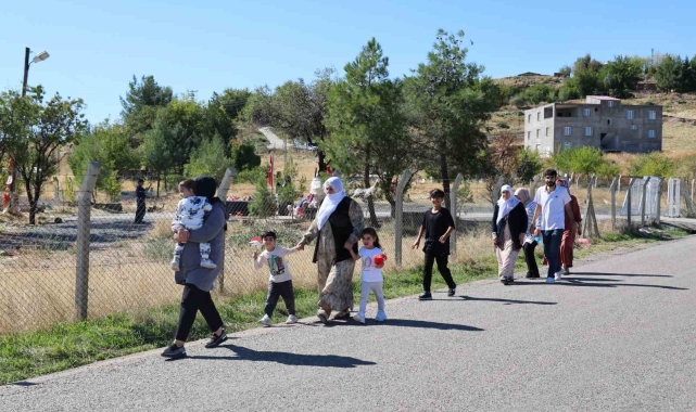 Kızları ve eltisiyle Narin'in mezarını ziyaret eden yaşlı kadın gözyaşı döktü