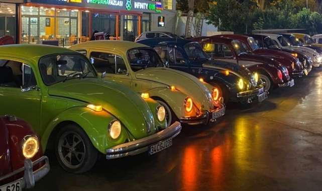 Klasik araç sevdalıları Cumhuriyet Bayramı kutlamalarını renklendirdi