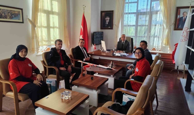 Kocaseyit İHA takımı, Milli Eğitim Müdürü Ciğer'i makamında ziyaret etti