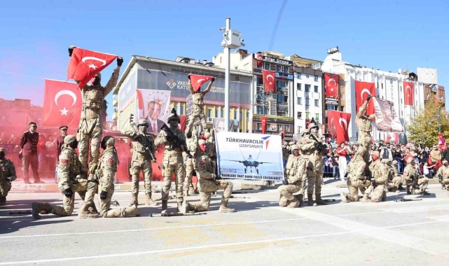 Komandolardan anlamlı TUSAŞ pankartı