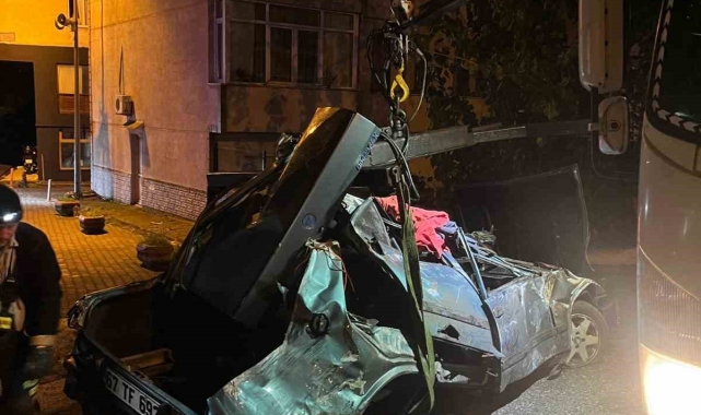 Kontrolden çıkan araç otobüs durağına çarptı; 1 yaralı