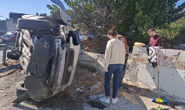 Kontrolden çıkan araç yan yattı