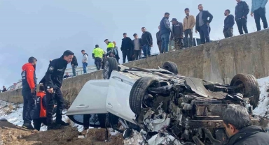 Kontrolden çıkan otomobil yayaya çarptıktan sonra takla attı: 1 ölü, 1 yaralı