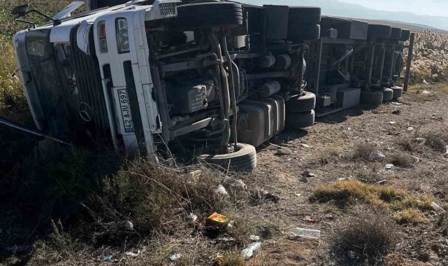 Konya'da devrilen tırın sürücüsü yaralandı