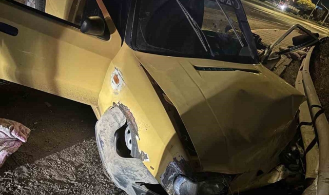 Konya'da pikap refüje çarptı: 3 yaralı