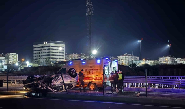 Köprülü kavşakta kontrolden çıkan araç takla attı: 1 yaralı