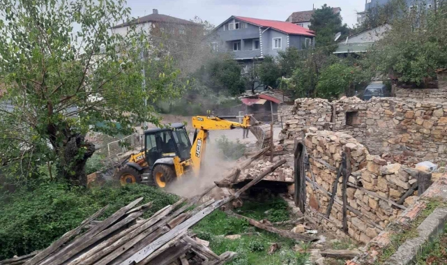 Körfez'de metruk binalar yıkılıyor