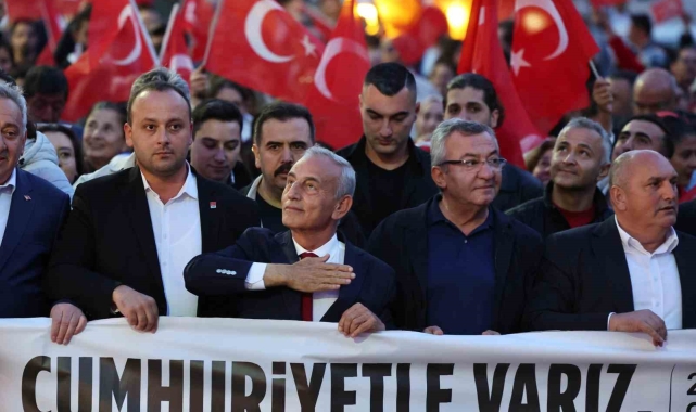 Küçükçekmece'de vatandaşlar Cumhuriyet Bayramı coşkusunu Hande Yener konseri ile yaşadı