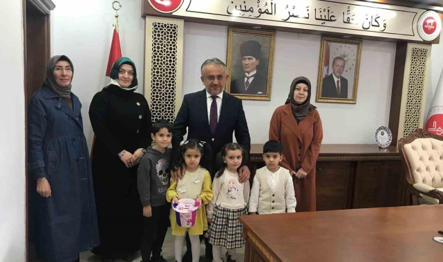 Kur'an kursu öğrencileri harçlıklarını bağışlayarak depremzede çocuklara eğitim desteği verdi