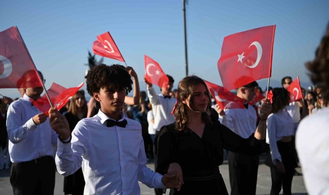 Kuşadası'nda Cumhuriyet'in kuruluşunun 101'inci yılına özel vals