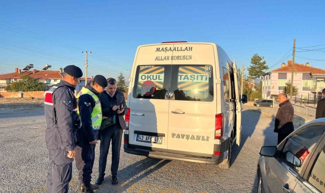 Kütahya Jandarma Trafik Timleri, okul servis araçlarını denetledi