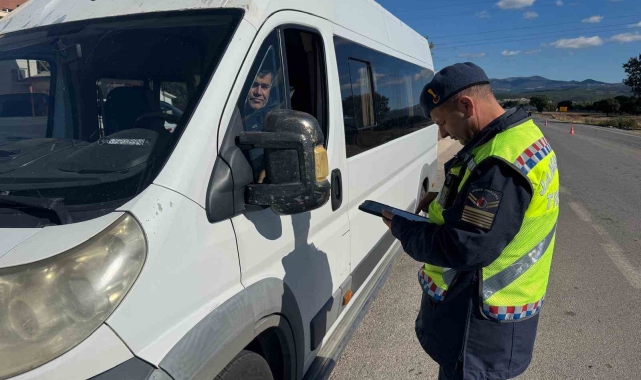 Kütahya Jandarma Trafik Timleri, yük ve yolcu taşıyan araçları denetlendi