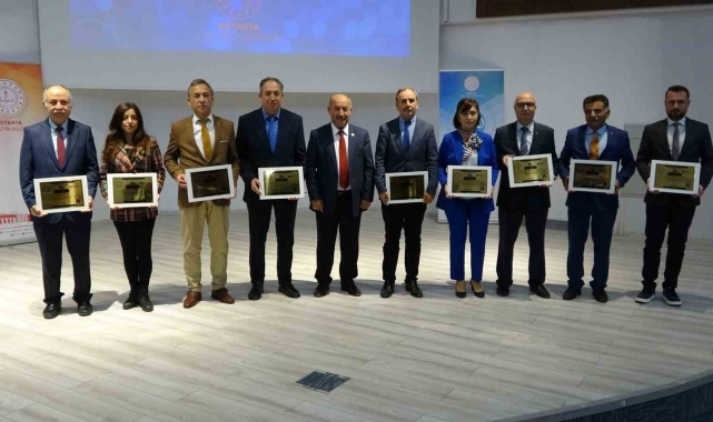 Kütahya'da 'Eğitim ve Gelişim Programı'nı başarıyla uygulayan okullara ödül
