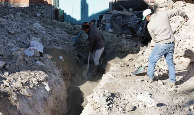 Kütahya'nın Andız Mahallesi'nde deforme olan içme suyu hattı yenileniyor