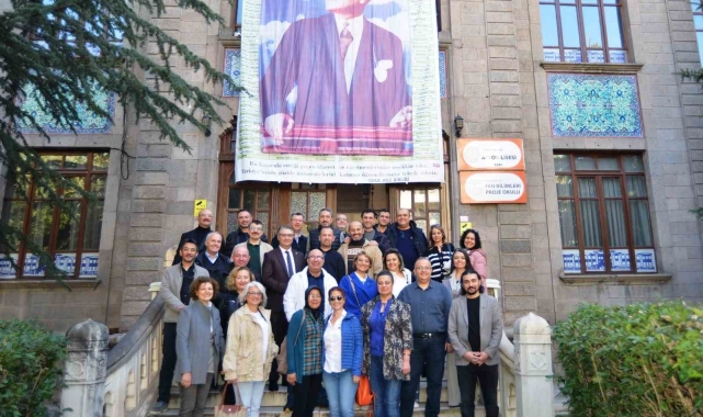 Lise arkadaşları 31 yıl sonra bir araya geldi