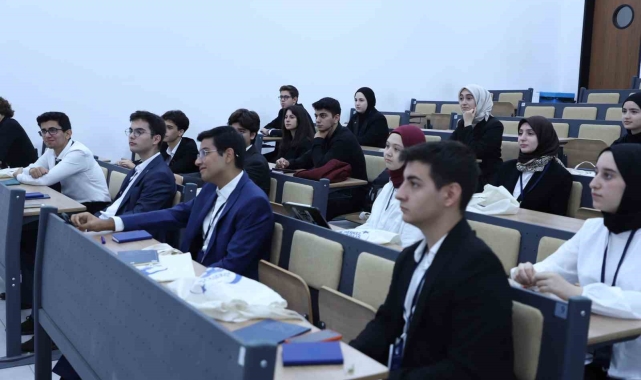 Liseli gençler merkez mecliste gündemi değerlendirdi