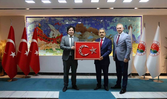 Mahkumlar Türk bayrağına Vali Ekici'nin adını yazdı