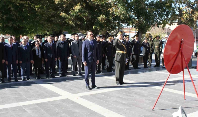 Malazgirt'te 29 Ekim Cumhuriyet bayramı çelenk koyma töreni yapıldı