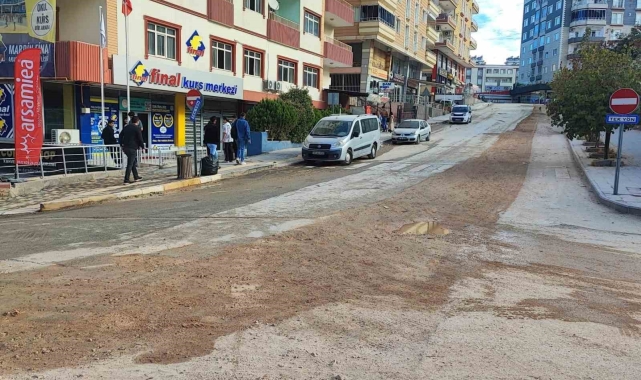 Mardin'da köstebek yuvasına dönen yollar vatandaşı çileden çıkardı