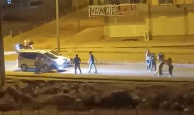 Mardin'de kadınların cadde ortasında taşlı sopalı kavgası