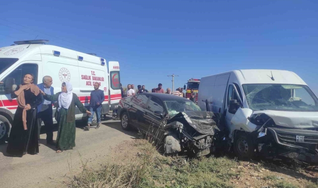 Mardin'de minibüs ile otomobil çarpıştı: 1 yaralı