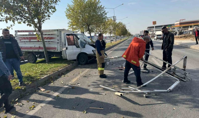 Mardin'de sürücüsünün direksiyon hakimiyetini kaybettiği kamyonet elektrik direğine çarptı