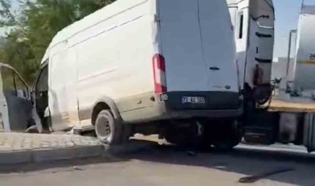 Mardin'de tır ile minibüs çarpıştı
